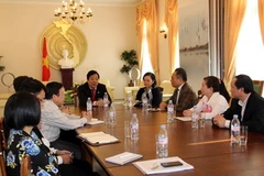 Thứ trưởng Nguyễn Thanh Sơn gặp gỡ Hội Phật tử Việt Nam tại Đức và Giám đốc Trung tâm Thương mại Đồng Xuân Nguyễn Văn Hiền. (Ảnh: Văn Long/Vietnam+)