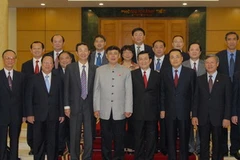 Thường trực Ban Bí thư Trương Tấn Sang chụp ảnh lưu niệm với Đoàn đại biểu Trung Quốc. (Ảnh: Doãn Tấn/TTXVN)