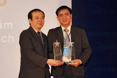 Trao giải thưởng cho công ty CMS. (Nguồn: PV/Vietnam+)