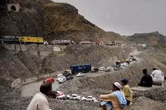 Xe tải xếp hàng dài tại khu vực biên giới giữa Pakistan và Afghanistan ngày 20/5. (Nguồn: AFP/TTXVN)