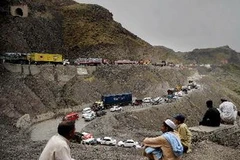 Xe tải xếp hàng dài tại khu vực biên giới giữa Pakistan và Afghanistan ngày 20/5. (Nguồn: AFP/TTXVN)