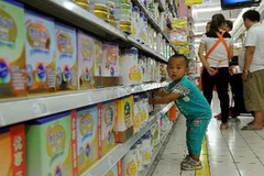Gian hàng sữa bột nhập khẩu dành cho trẻ em tại một siêu thị ở thủ đô Bắc Kinh, Trung Quốc ngày 4/8. (Nguồn: AFP/TTXVN)
