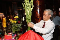 Chủ tịch Quốc hội Nguyễn Phú Trọng dâng hương, hoa tại Đền vua Đinh - vua Lê. (Ảnh: Trí Dũng/TTXVN)