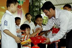 Trao quà Trung thu cho trẻ em có hoàn cảnh khó khăn. (Ảnh: Thế Anh/TTXVN)