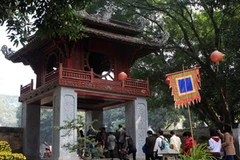 Người dân đến khai xuân tại Văn Miếu-Quốc Tử Giám. Ảnh: Nhật Anh-TTXVN