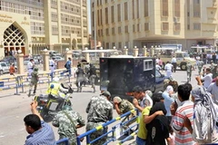 Những người Ai Cập ném đá vào đoàn xe cảnh sát chở cựu Bộ trưởng Nội vụ Habib Adli bên ngoài một tòa án ở thủ đô Cairo ngày 26/6. (Nguồn: AFP/TTXVN)