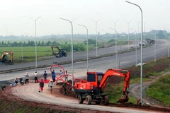 Thi công cao tốc Cầu Giẽ-Ninh Bình. (Ảnh: Huy Hùng/TTXVN)