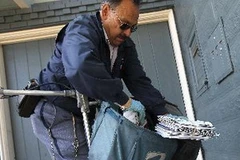 Nhân viên bưu điện Mỹ chuyển thư tại San Francisco, bang Californiia. (Nguồn: AFP/TTXVN)