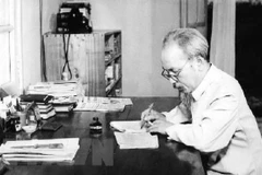 Bác Hồ làm việc tại Nhà 54 - ngôi nhà nhỏ vốn của người thợ điện phục vụ cho phủ Toàn quyền Đông Dương cũ, từ tháng 12/1954 đến tháng 5/1958. (Ảnh: Tư liệu TTXVN)