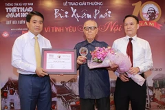 Chủ tịch Ủy ban Nhân dân Thành phố Hà Nội Nguyễn Đức Chung và Tổng giám đốc Thông tấn xã Việt Nam Nguyễn Đức Lợi trao Giải thưởng Lớn - Vì tình yêu Hà Nội năm 2017 cho nhà nghiên cứu văn hóa Hữu Ngọc. (Ảnh: CTV/Vietnam+)