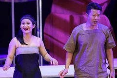 Nghệ sỹ Vũ Mạnh Dũng (phải) trong vở "Người tạc tượng." (Ảnh: VNOB)