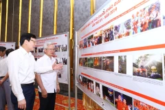 Hội đồng giám khảo trao đổi về các tác phẩm ảnh báo chí vào chung khảo Giải Báo chí quốc gia lần thứ 14. (Ảnh: Minh Quyết/TTXVN)