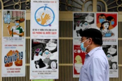 Tranh cổ động trở thành điểm nhấn trong công tác tuyên truyền phòng, chống dịch COVID-19. (Ảnh: TTXVN)