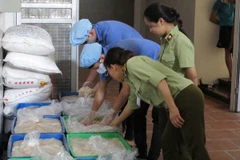 Lực lượng quản lý thị trường Hà Nội đang kiểm tra các cơ sở sản xuất bánh Trung thu (Ảnh: Đức Duy/Vietnam+)