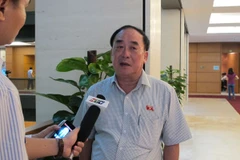 Đại biểu Quốc hội Trần Ngọc Vinh, đoàn Hải Phòng trả lời báo chí. (Ảnh: Đức Duy/Vietnam+)