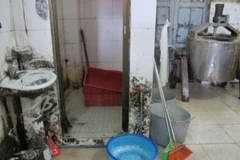 Các nồi nấu đường và nơi vệ sinh các công cụ sản xuất đều cáu bẩn, nhếch nhác (Ảnh: Đức Duy/Vietnam+)