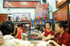 Giá vàng thế giới giảm mạnh nhưng trong nước chỉ điều chỉnh nhẹ 
