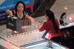 Giá vàng thế giới giảm mạnh nhưng trong nước lại đi ngang 