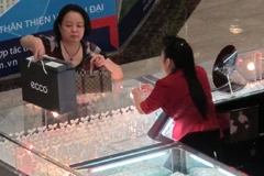 Giá vàng thế giới giảm mạnh nhưng trong nước lại đi ngang 