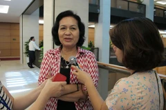 Đại biểu Quốc hội Nguyễn Thị Khá, đoàn Trà Vinh đang trả lời báo chí (Ảnh: Vietnam+)