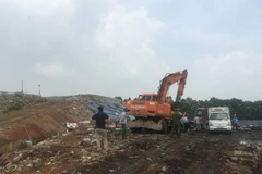 Lực lượng liên ngành đang tiêu hủy 1 tấn hàng giả, hàng vi phạm sở hữu công nghiệp (Ảnh: Đức Duy/Vietnam+)