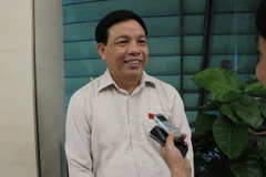 Đại biểu Phan Văn Quý đang trao đổi với báo chí bên lề kỳ họp quốc hội (Ảnh: Đức Duy/Vietnam+)