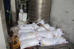 Số nhân kẹo này đều được chế biến từ mạch nha vi sinh đ​ang xếp chung với chổi quét nhà và vứt dưới nền đất bẩn thỉu (Ảnh: Đức Duy/Vietnam+)