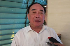 Đại biểu Quốc hội Tràn Ngọc Vinh, đoàn Hải Phòng đang trả lời báo chí (Ảnh: Đức Duy/Vietnam+)