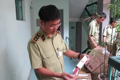 Đang lấy mẫu giám định chất lượng mỹ phẩm của Công ty Xuân Thủy 