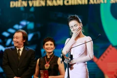 Nhã Phương xúc động lên nhận giải 'Nữ chính xuất sắc nhất.' (Ảnh: Giang Huy)