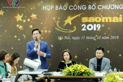 Bà Trần Hồng Hà - Đại diện ban tổ chức Sao mai 2019 và đạo diễn âm nhạc Dương Cầm, MC Danh Tùng tại buổi họp công bố cuộc thi năm nay. (Ảnh: VTV)