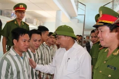 Phó Thủ tướng Nguyễn Xuân Phúc thăm hỏi, dặn dò những người được xét đặc xá trong dịp Quốc khánh 2/9 tại Trại giam Xuân Lộc. (Ảnh: Sỹ Tuyên/TTXVN)