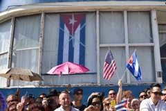 Các quan khách và đông đảo người dân Cuba chứng kiến lễ thượng cờ tại Đại sứ quán Mỹ ở La Habana. (Nguồn: AFP/TTXVN)