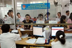 Giải quyết thủ tục hành chính tại Sở Kế hoạch và Đầu tư Hà Nội. (Ảnh: Danh Lam/TTXVN)