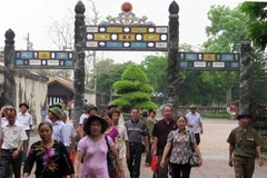 Khách tham quan di tích Cố đô Huế. (Ảnh: Quốc Việt/TTXVN)