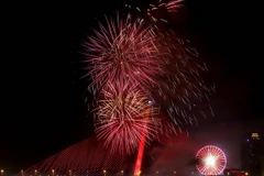 Một màn trình diễn bắn pháo hoa tại điểm quận Hải Châu. (Ảnh: Trần Lê Lâm/TTXVN)