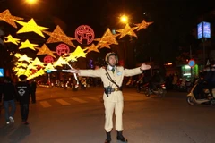 Cảnh sát giao thông Hà Nội phân luồng phương tiện tại phố Hàng Bài. (Ảnh: Doãn Tấn/TTXVN)