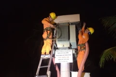 Công nhân Công ty Điện lực quảng Ninh khẩn trương khắc phục sự cố tại các trạm biến áp để sớm cấp điện cho người dân. (Ảnh: Nguyễn Hoàng/TTXVN)