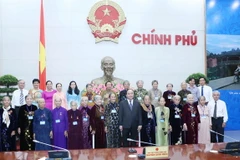 Phó Thủ tướng Nguyễn Xuân Phúc chụp ảnh chung với các đại biểu. (Ảnh: Phương Hoa/TTXVN)