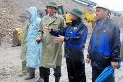 Chủ tịch tỉnh Quảng Ninh Nguyễn Đức Long kiểm tra công tác khắc phục sự cố do mưa lũ tại đập 790 chân bãi thải Đông Cao Sơn, phường Mông Dương. (Ảnh: Nguyễn Hoàng/TTXVN)