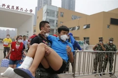  Sơ tán các nạn nhân khỏi khu vực nguy hiểm sau vụ nổ ở Thiên Tân. (Nguồn: THX/TTXVN)