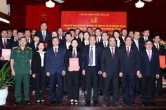 Chánh án Tòa án Nhân dân Tối cao Trương Hòa Bình và các thẩm phán Cao cấp. (Ảnh: Thống Nhất/TTXVN)