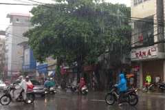 Nhiều vùng trên cả nước mưa dông, Biển Đông đề phòng lốc xoáy