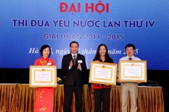 Tổng Giám đốc TTXVN Nguyễn Đức Lợi trao Huân chương Lao động Hạng Ba của Chủ tịch nước cho các cá nhân đã có thành tích xuất sắc trong quá trình công tác. (Ảnh: Quý Trung/TTXVN)