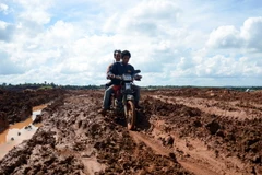 Vụ dân mất đường đi vì cụm công nghiệp: Sẽ sửa tạm đường cho dân