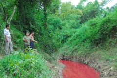  Lòng suối Nậm Khếnh chuyển sang màu đỏ. (Ảnh: Xuân Tư/TTXVN)