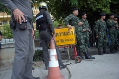 Cảnh sát Thái Lan gác bên ngoài khu chung cư nơi nghi can vụ đánh bom đền Erawan bị bắt giữ. (Nguồn: AFP/TTXVN)