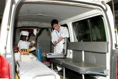 Các cán bộ y tế chuẩn bị các thiết bị và cơ số thuốc sẵn sàng lên đường cấp cứu người bệnh. (Ảnh: Dương Ngọc/TTXVN)