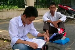 Phút nghỉ trưa của sĩ tử và phụ huynh ở sân trường, công viên 