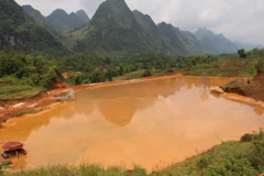 Hiểm họa khai thác khoáng sản: Hồ thải “treo” trên đầu dân 